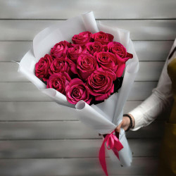 13 малиновых роз